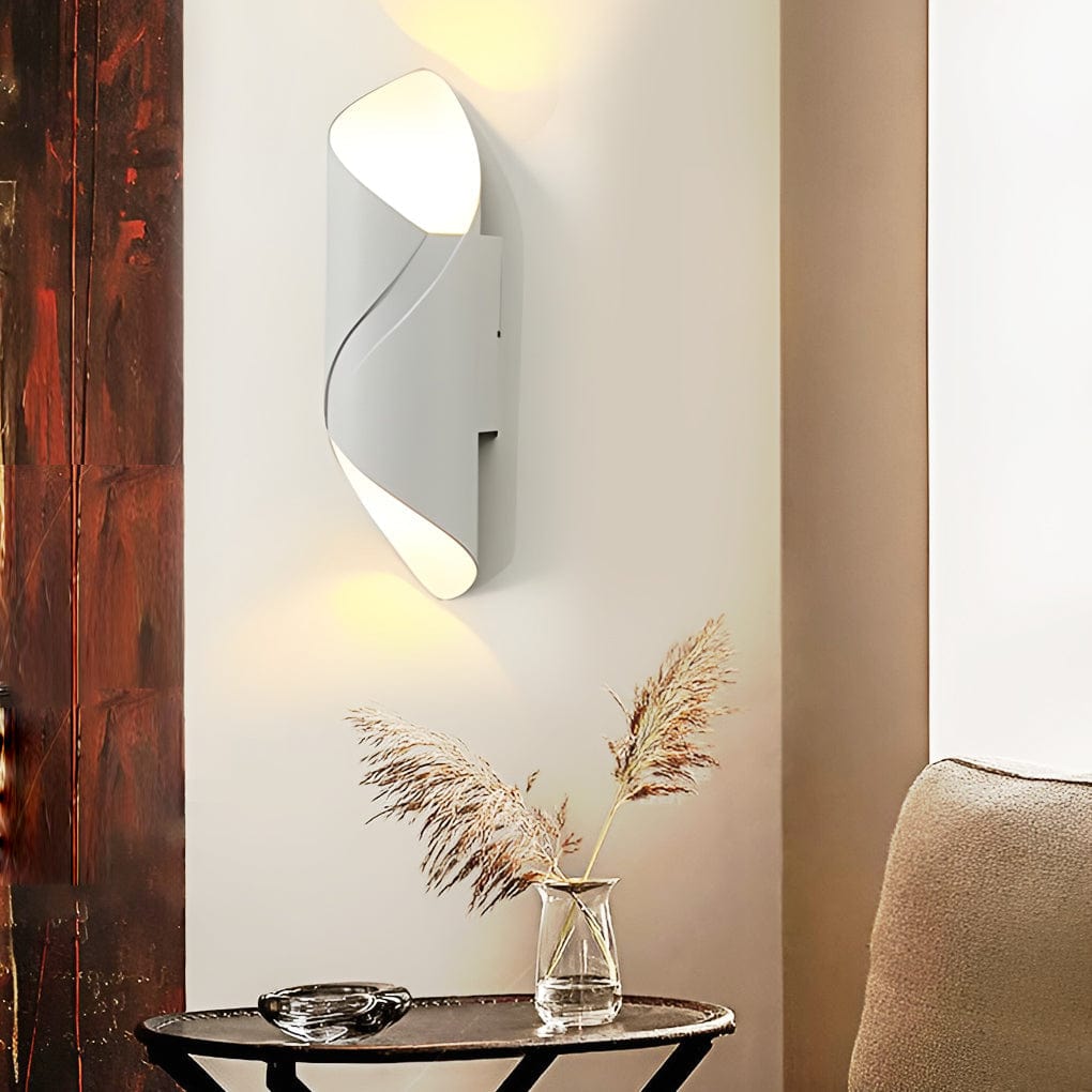 Versatile Outdoor Wall Lamp for Indoor and Outdoor Spaces