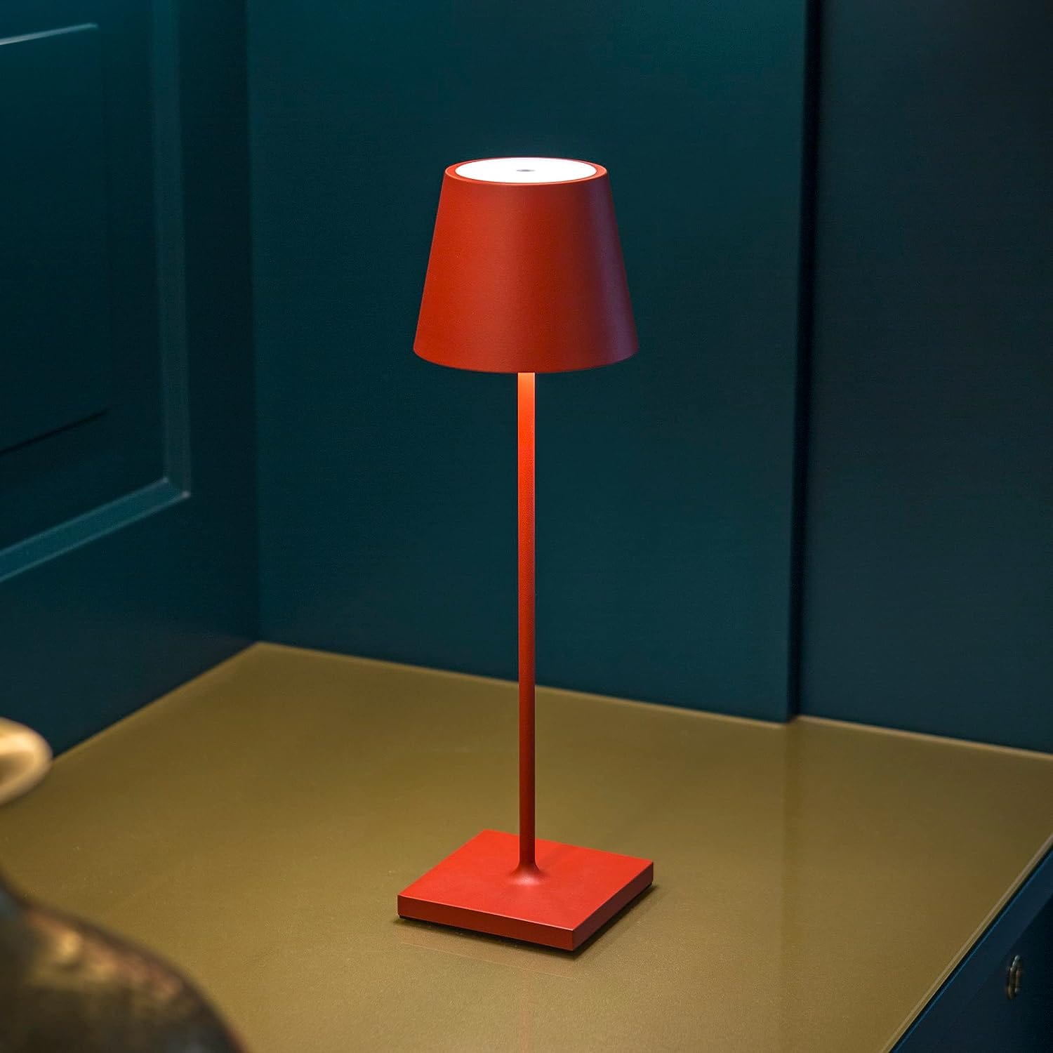 Modern Touch Table Lamp – Wireless, Dimmable, and Rechargeable