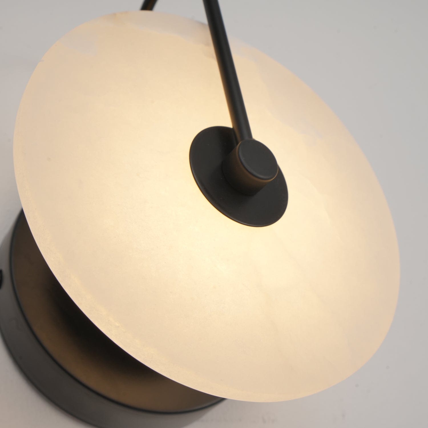 Alabaster LED Wall Lamp – Elegant Illumination for Any Space