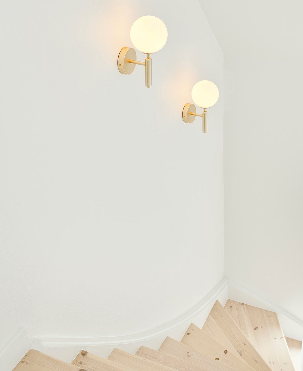 Scandiluxe Wall Light - Elegant Minimalist Design for Modern Interiors