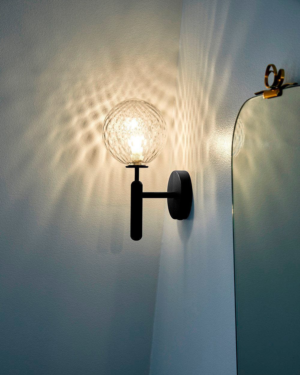 Scandiluxe Wall Light - Elegant Minimalist Design for Modern Interiors