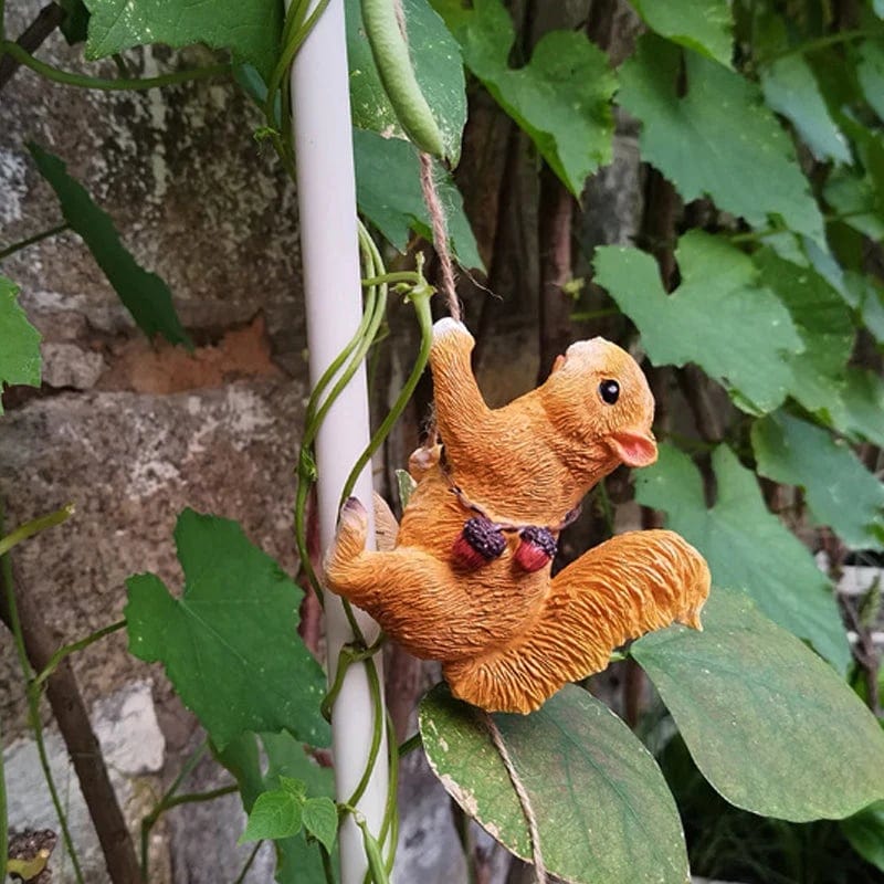 Acrobatic Squirrel Figurine – Rope Climbing Garden Decor for Nature Lovers